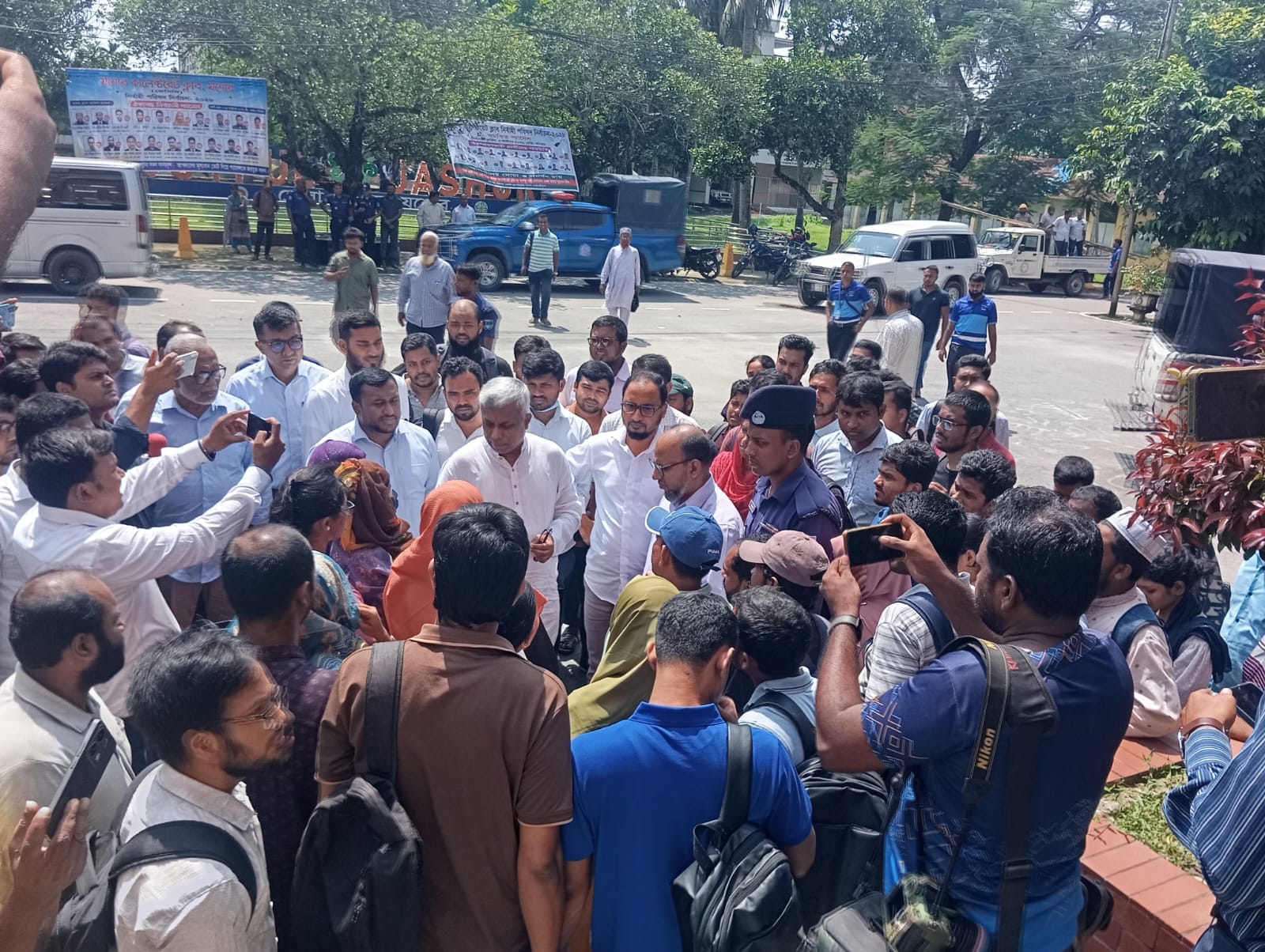 যশোরে নিয়োগপত্র না পেয়ে চূড়ান্ত সুপারিশপ্রাপ্ত শিক্ষকদের অবস্থান কর্মসূচি