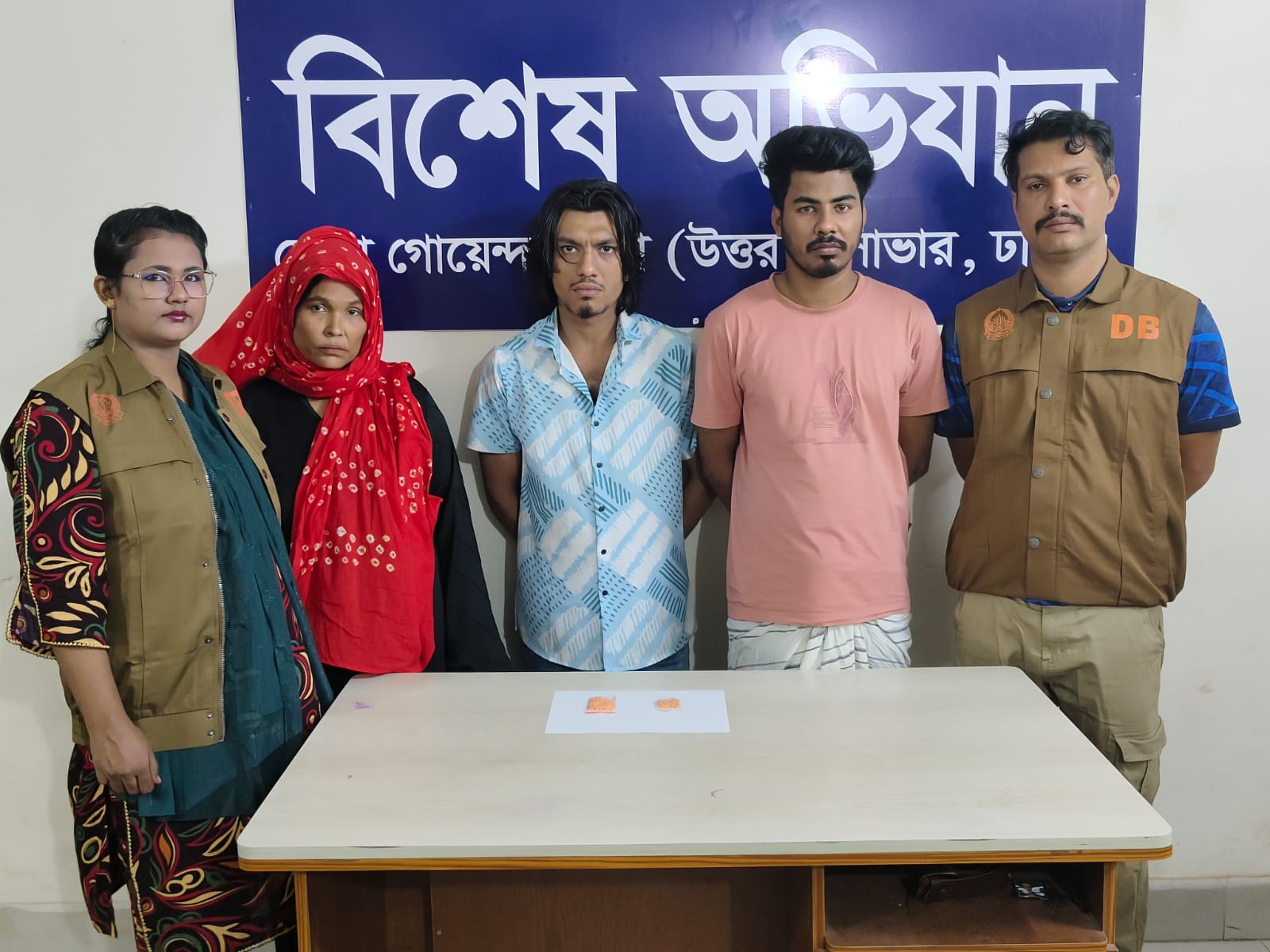 সাভারে ডিবির অভিযানে ১৫০ পিস ইয়াবাসহ মা-ছেলেসহ গ্রেফতার ৩