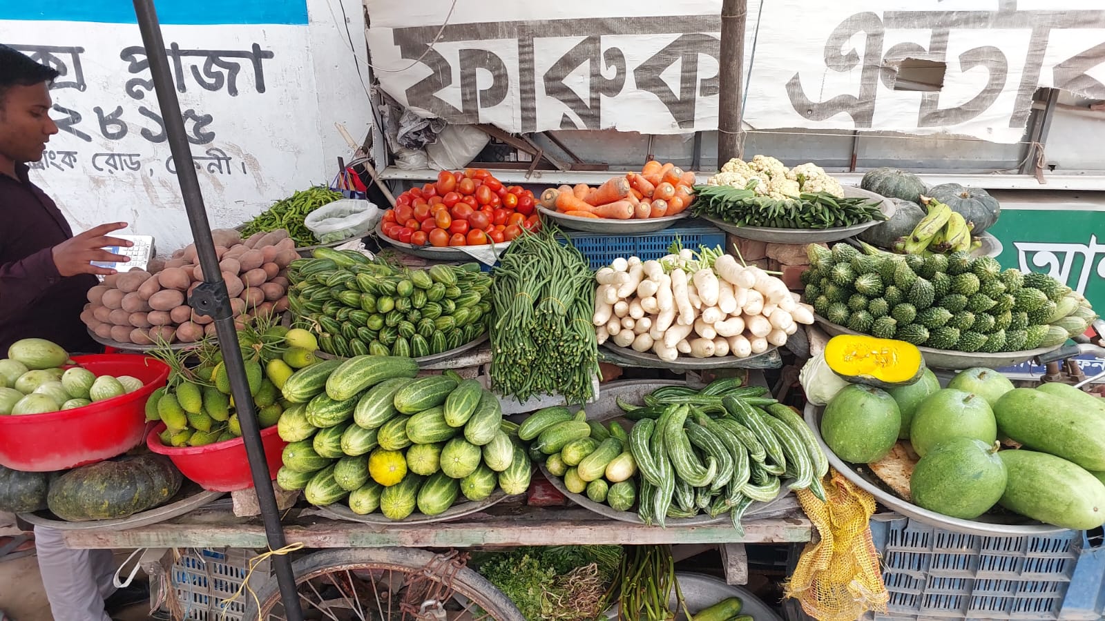 ফেনীর পরশুরামে সবজির বাজারে মধ্যবিত্তের দীর্ঘশ্বাস, সব কিছুই ক্রয় ক্ষমতার বাহিরে