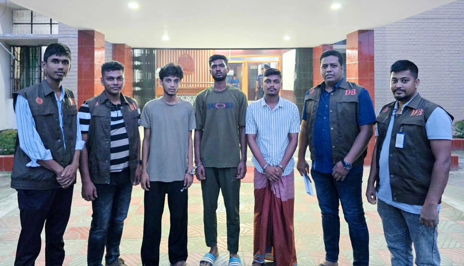 অনলাইনে পণ্য বিক্রির নামে প্রতারণা, ঝিনাইদহে তিনজন গ্রেপ্তার
