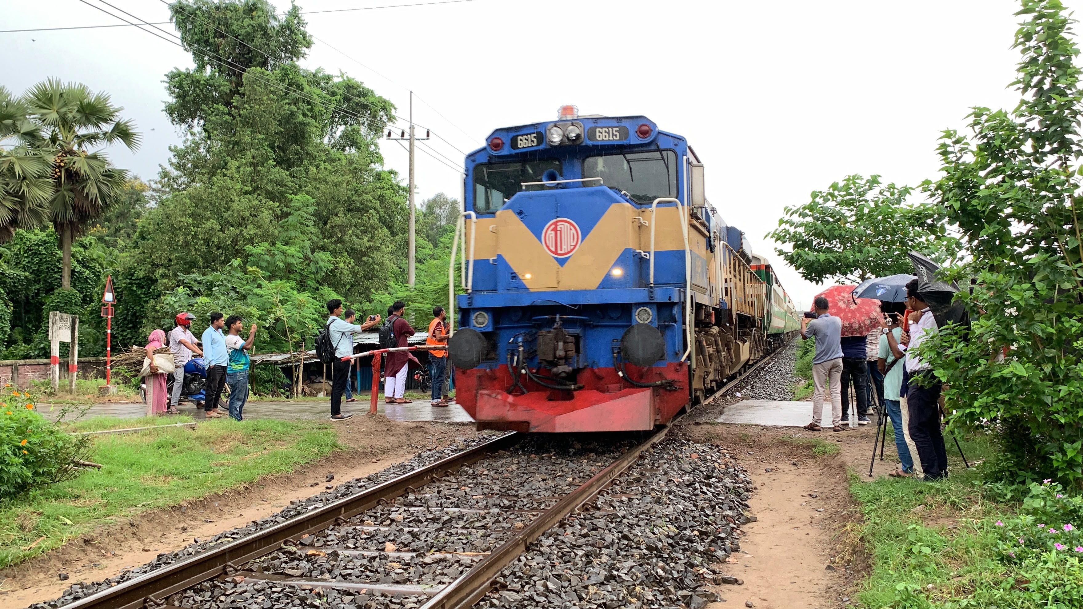শিক্ষার্থীদের দাবি মেনে নেওয়ায় ৮ ঘণ্টা পর স্বাভাবিক হলো রাজশাহীর রেল যোগাযোগ