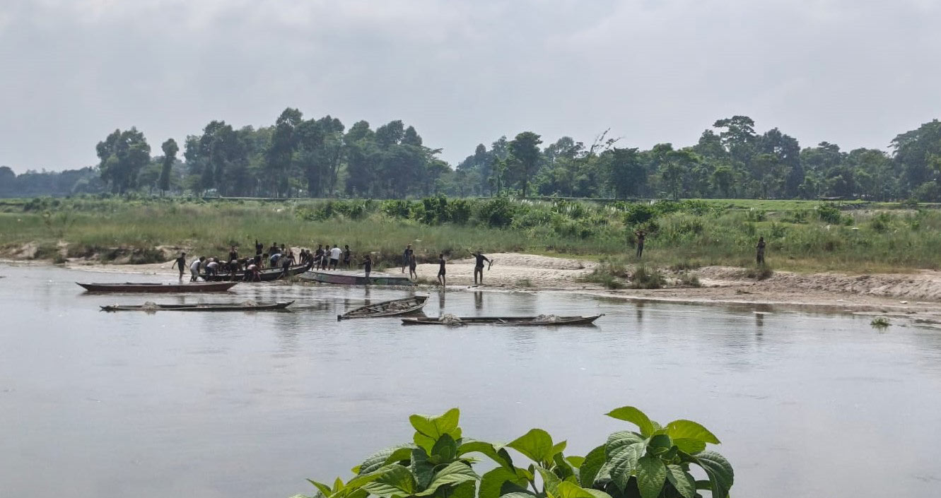 লালমনিরহাট সীমান্তে ফাঁকা গুলি ছুড়ে চার নৌকা নিয়ে গেল বিএসএফ