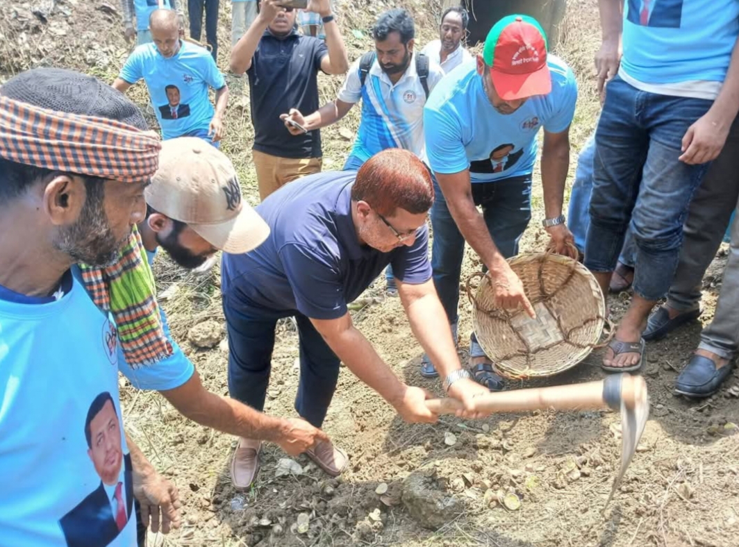 মীরসরাইয়ের গাছবাড়িয়া খালের পুনঃখনন উদ্বোধন করেন মীরসরাইয়ের সাংসদ নুরুল আমিন