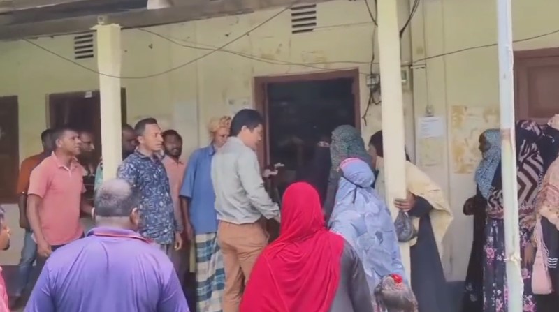 বাঘাইছড়িতে নিরবচ্ছিন্ন বিদ্যুৎ সরবরাহের দাবিতে বিদ্যুৎ অফিস ঘেরাও