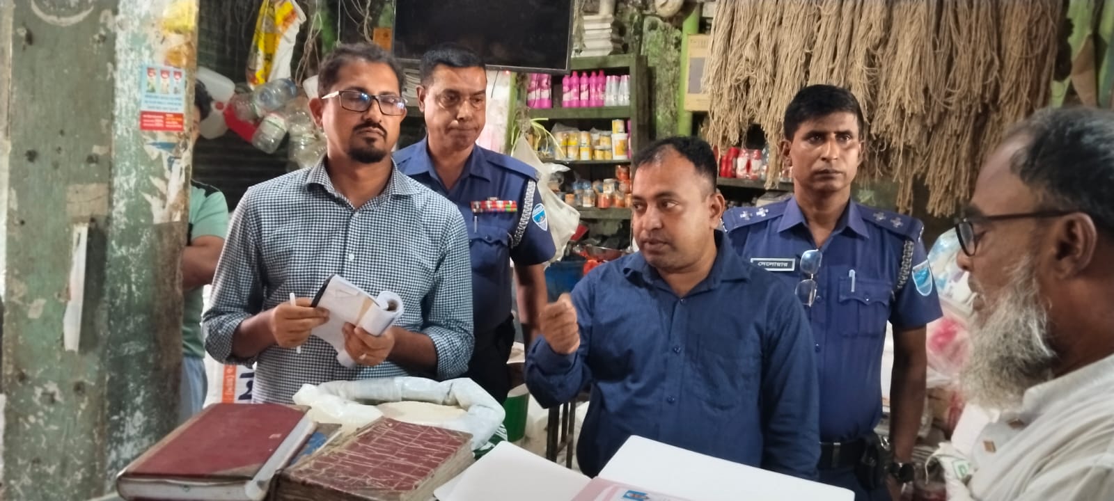 সোনারগাঁয়ে ভোক্তা অধিকার আইনে দুই দোকানিকে ৭ হাজার টাকা জরিমানা