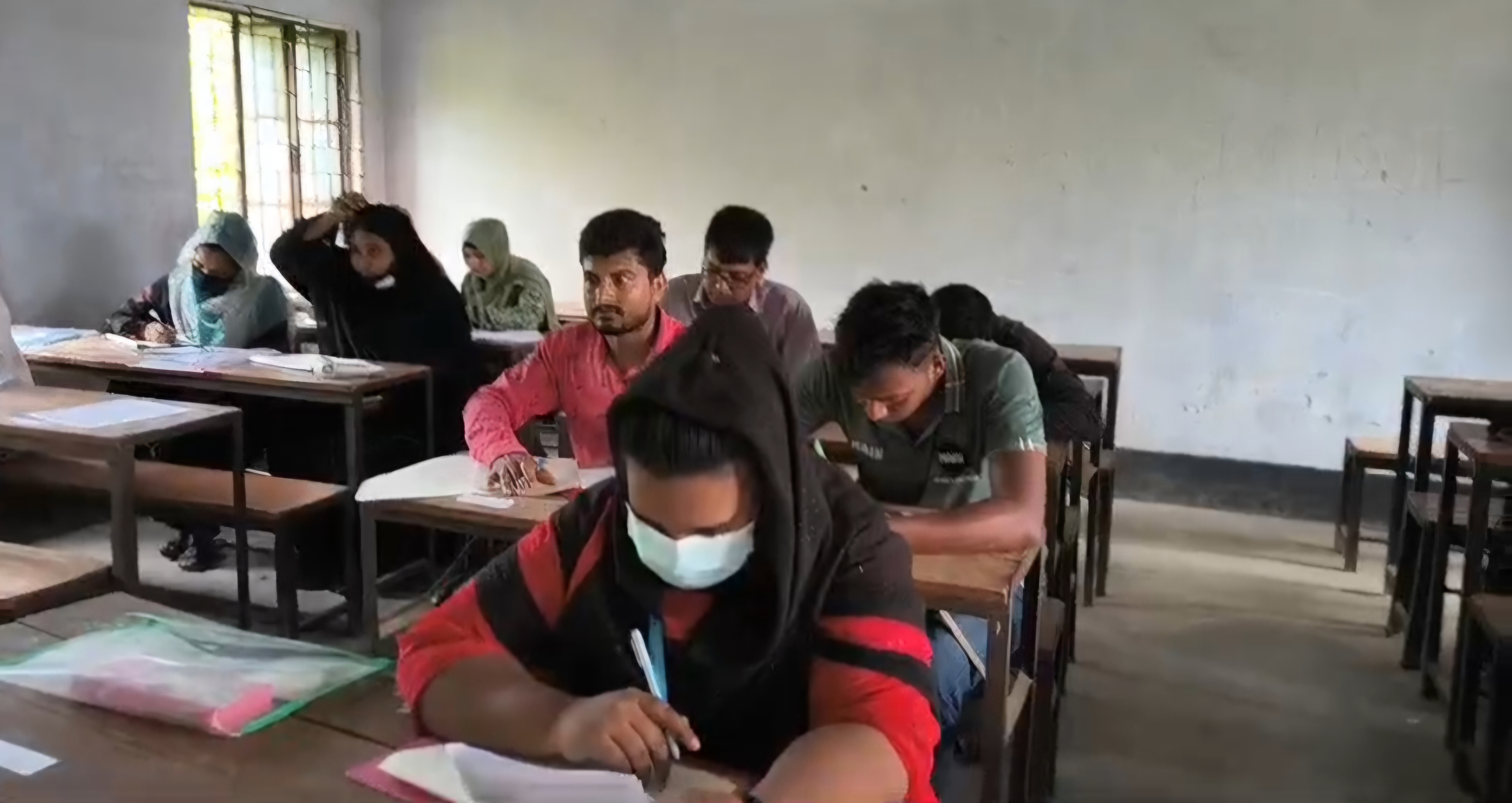 মেহেরপুরে বই দেখে পরীক্ষা দেওয়ার ভিডিও ধারণ করায় দুই সাংবাদিককে মারধর করেছে শিক্ষক ও পরীক্ষার্থীরা