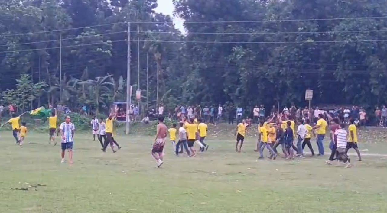 বিশ্বকাপের আগাম উন্মাদনায় ঝিনাইদহে আর্জেন্টিনা-ব্রাজিল সমর্থকদের প্রীতি ফুটবল ম্যাচ