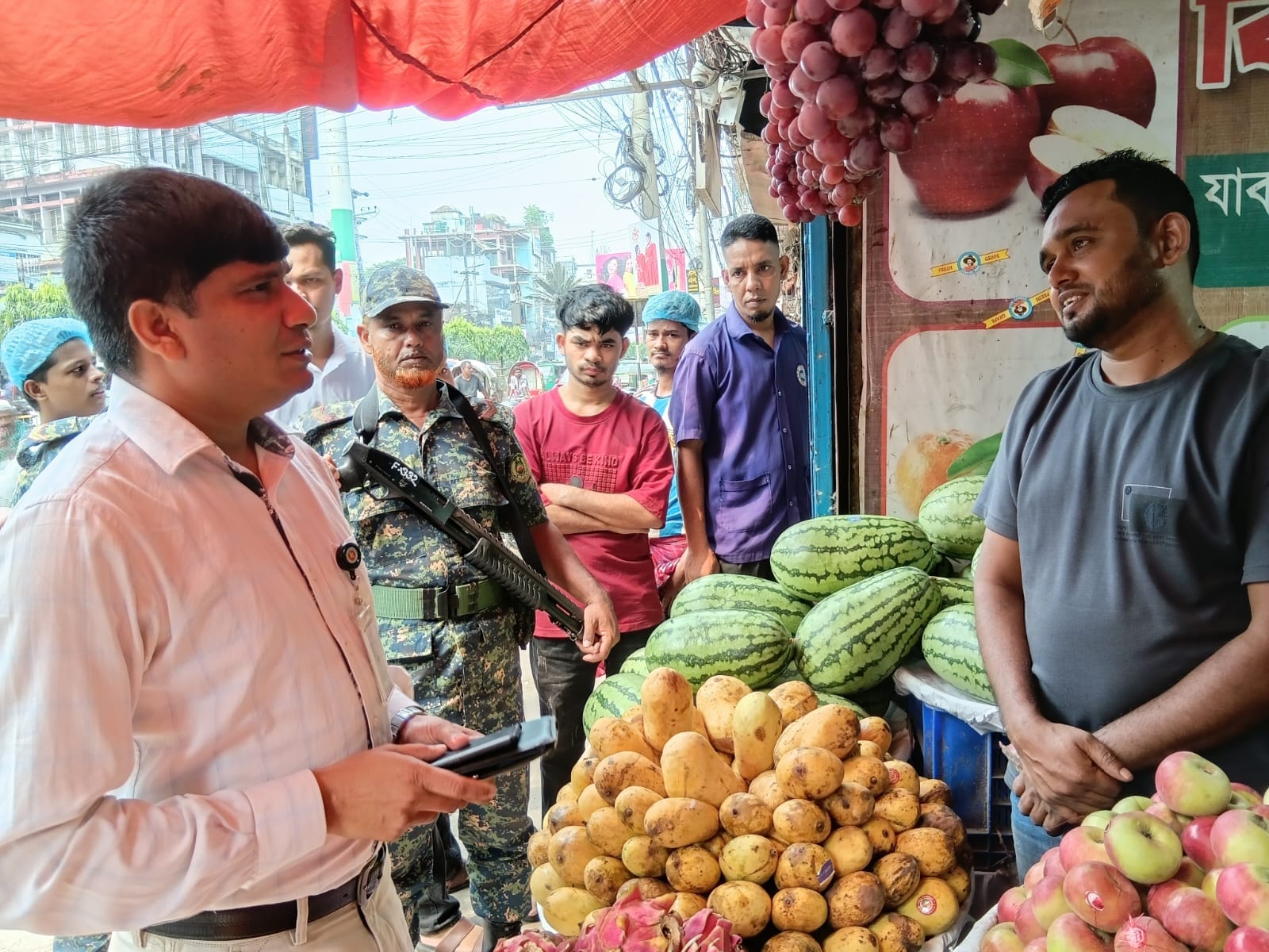 ভাউচার নেই, মূল্য তালিকাও নেই ফেনীতে দুই ফল ব্যবসায়ীকে জরিমানা
