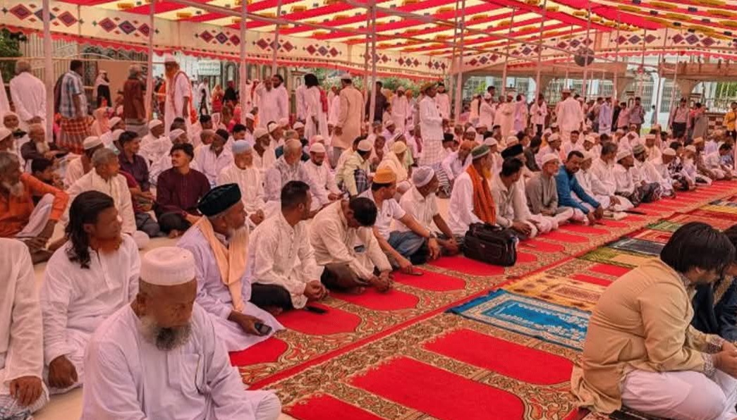 শরীয়তপুরে একদিন আগেই ঈদের আনন্দে মাতলেন মুসল্লিরা