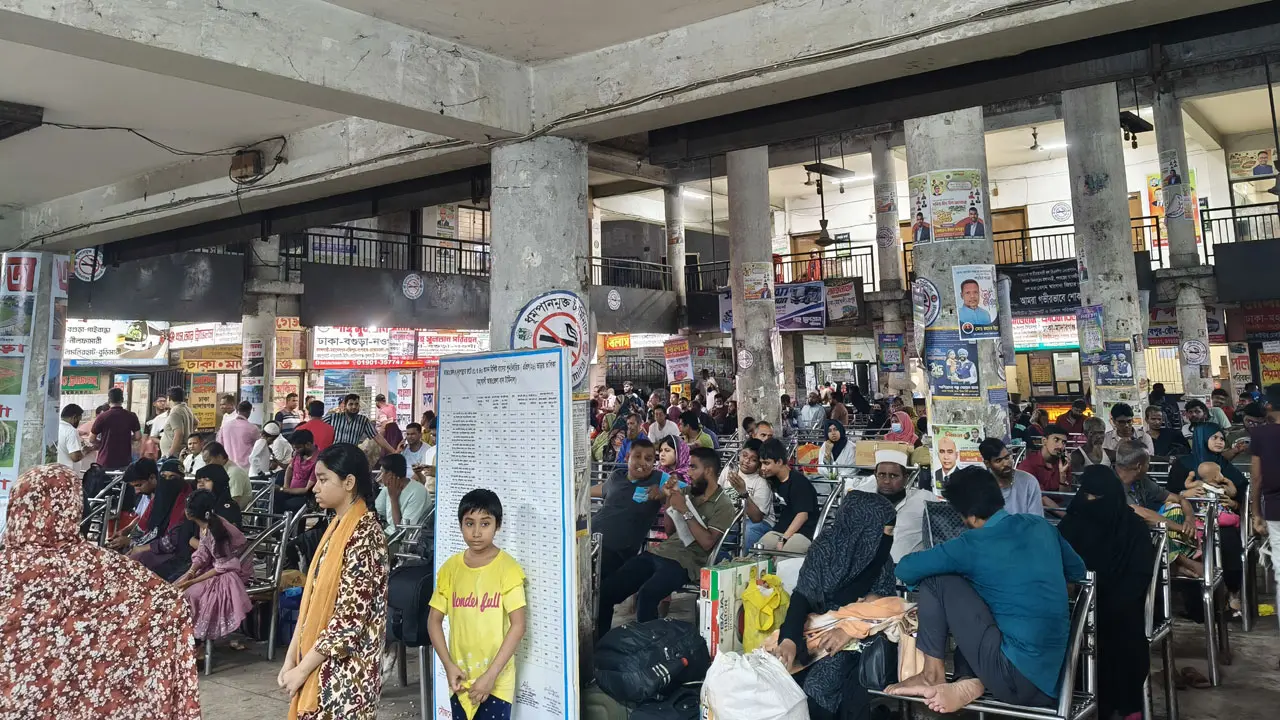 দুপুর গড়াতেই মহাখালী বাসস্ট্যান্ডে বাড়ছে ঘরমুখো মানুষের চাপ