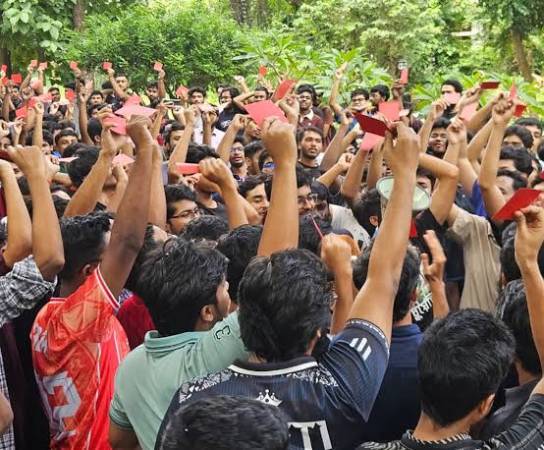 চুয়েটের নতুন উপাচার্যকে ‘রেড কার্ড’ দেখিয়ে প্রত্যাখ্যান শিক্ষার্থীদের