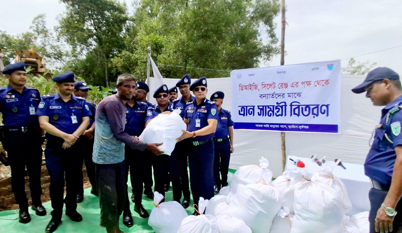 মৌলভীবাজারে বন্যার্তদের পাশে সিলেট রেঞ্জের ডিআইজির খাদ্যসামগ্রী বিতরণ