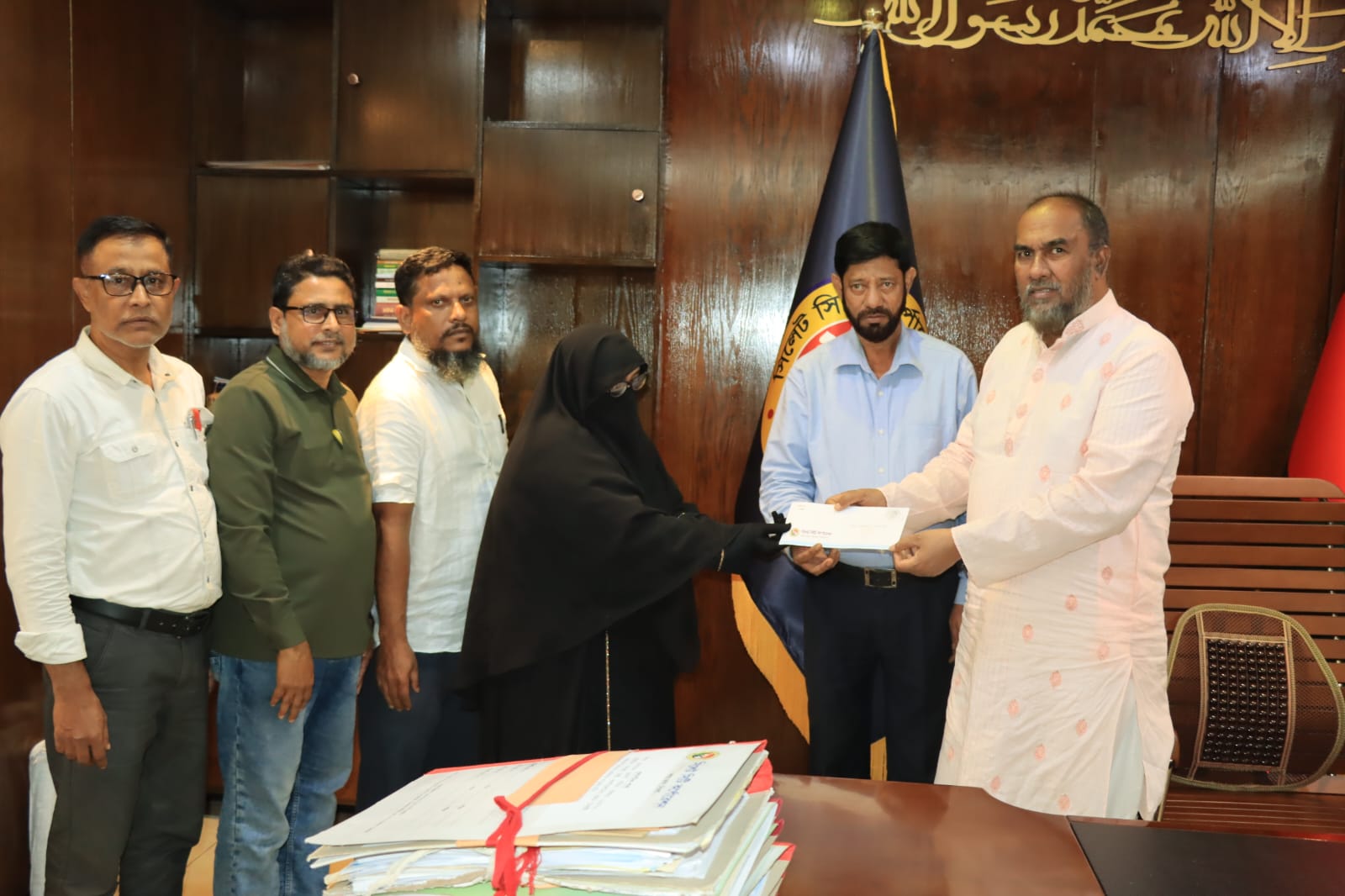 কর্মরত অবস্থায় মৃত্যু, দুই সিসিক কর্মীর পরিবার পেল ১৬ লাখ টাকার অনুদান