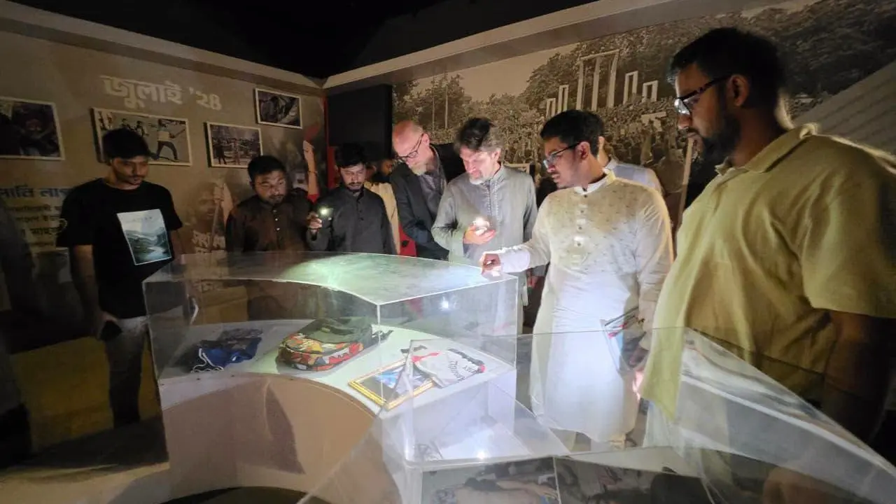 মার্কিনিদের পরিদর্শনের সময় লোডশেডিং, মোবাইলের আলোয় দেখলেন জুলাই জাদুঘর