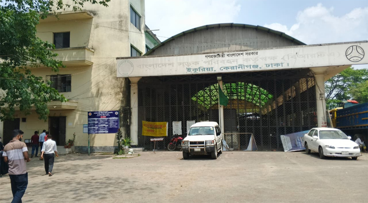 বিআরটিএ অফিসে হয়রানির অভিযোগ, মোবাইলেই চলছে দালালদের ‘চুক্তি’!