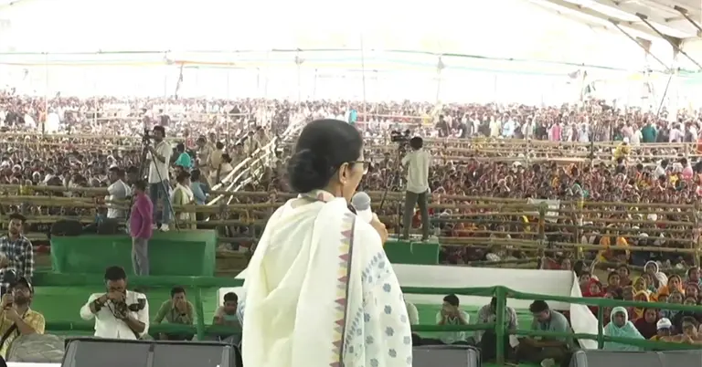 পাকিস্তানের হামলার হুমকিতে মোদি ‘নীরব’; মমতার জবাব ‘আপনার লজ্জা করে না?’