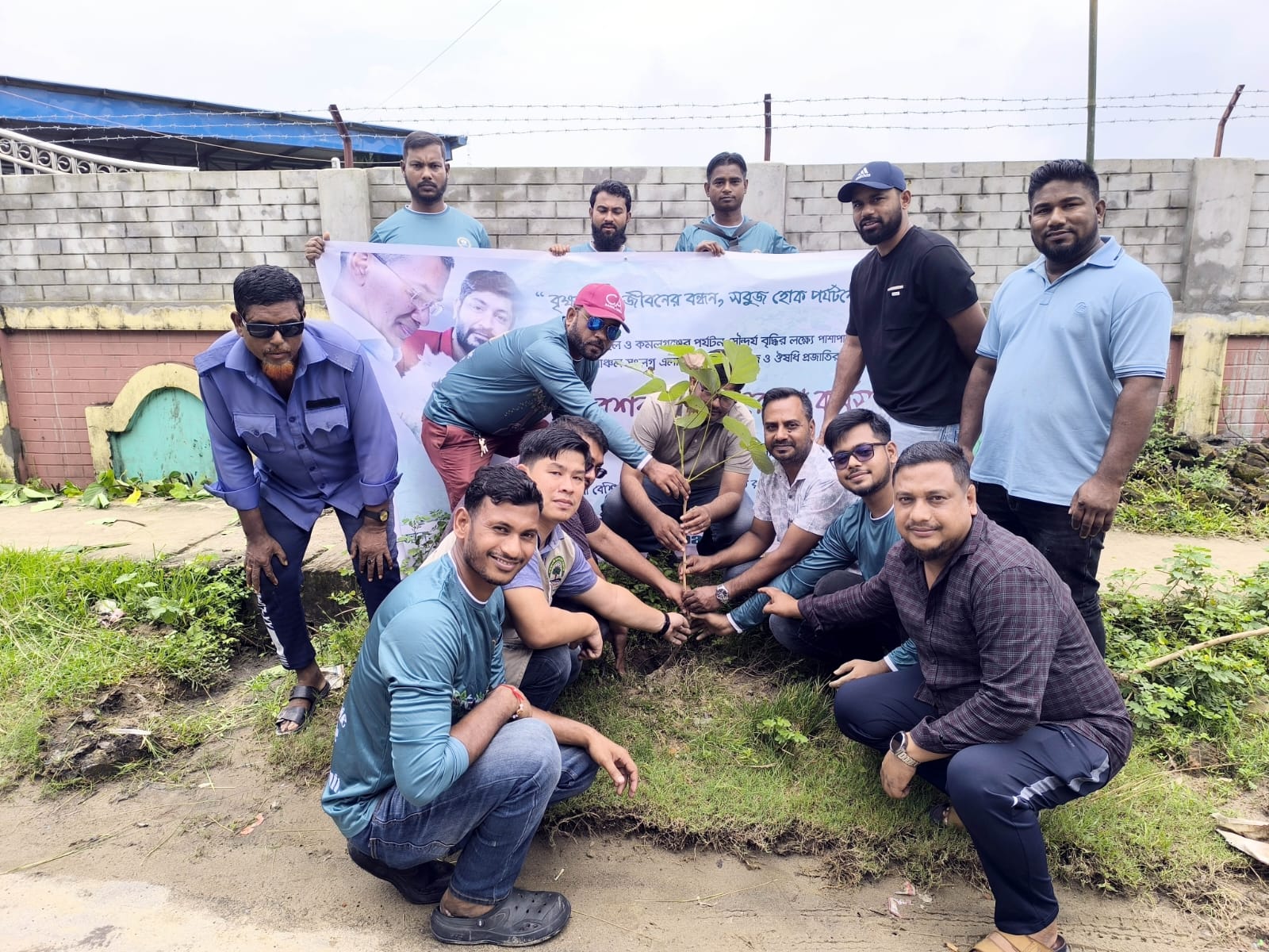 কমলগঞ্জে পর্যটন এলাকার সৌন্দর্য বৃদ্ধিতে ৪০টি পলাশ গাছের চারা রোপণ