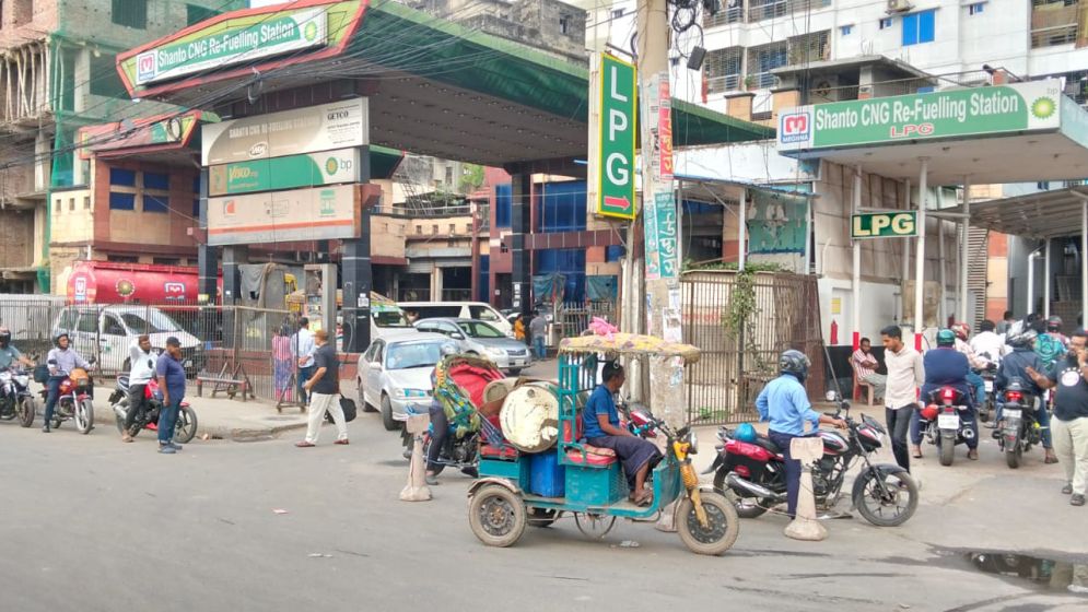 তীব্র জ্বালানি সংকটে থমকে গেছে নগরজীবন