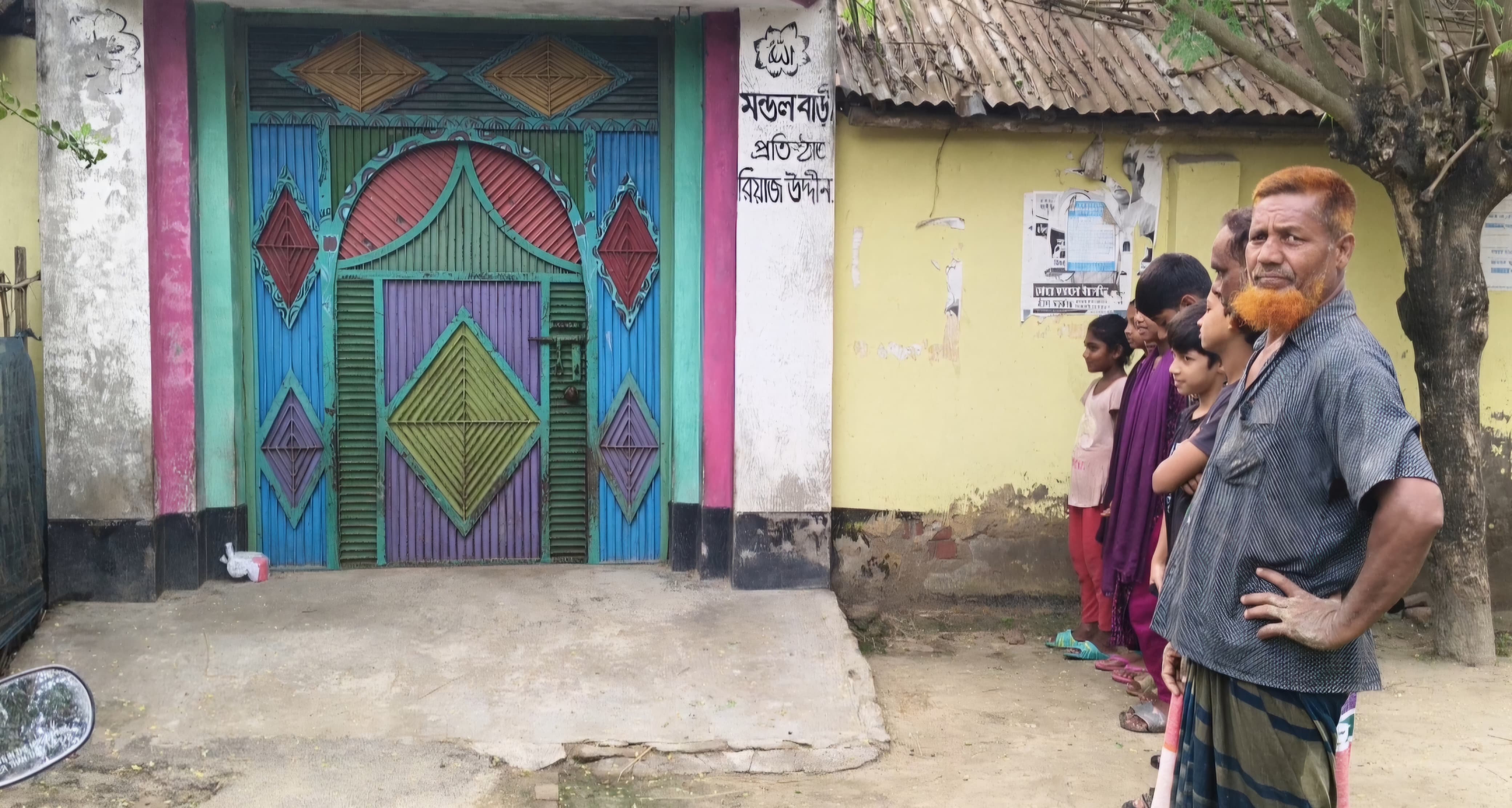 মেহেরপুরের গাংনীতে বাড়ির প্রবেশ পথ বোমা সাদৃশ্য বস্তু ও চিরকুট