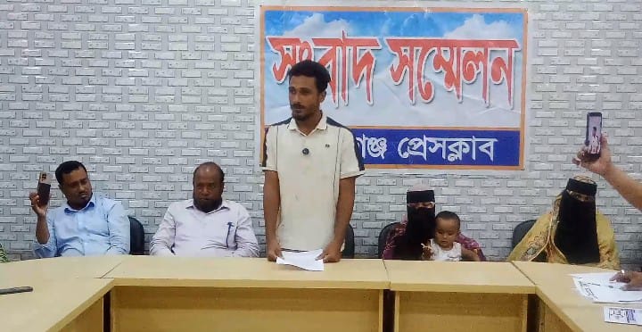 কমলগঞ্জ প্রেসক্লাবে সংবাদ সম্মেলনে নববিবাহিত স্ত্রীকে তুলে নেওয়ার অভিযোগ,হামলায় আহত ৫