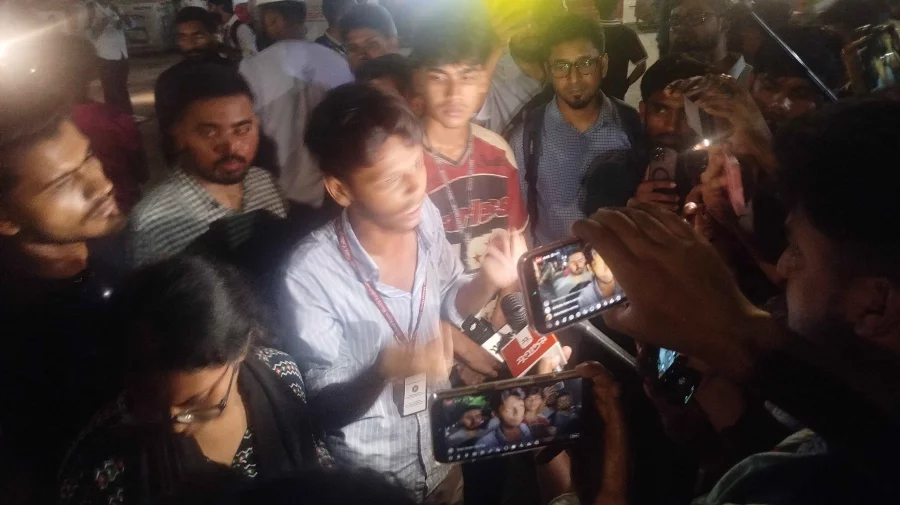 ১০ ঘণ্টা পর সড়ক ছাড়ল শিক্ষার্থীরা