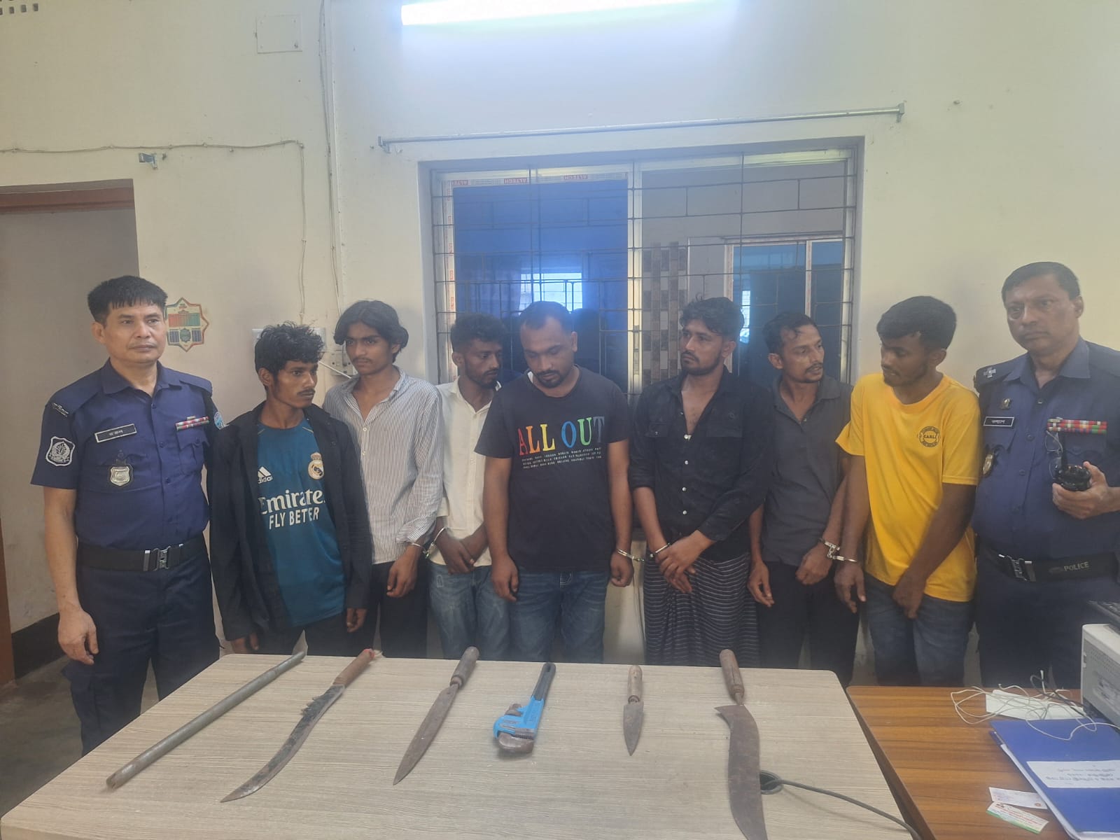 ফেনীতে ডাকাতির প্রস্তুতিকালে দেশীয় অস্ত্রসহ আন্তঃজেলা ডাকাত দলের ৭ সদস্য গ্রেফতার