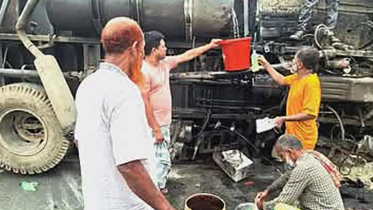 মহাসড়কে উল্টে গেল কাভার্ডভ্যান, ঝরতে থাকা ডিজেল নিতে ভিড়