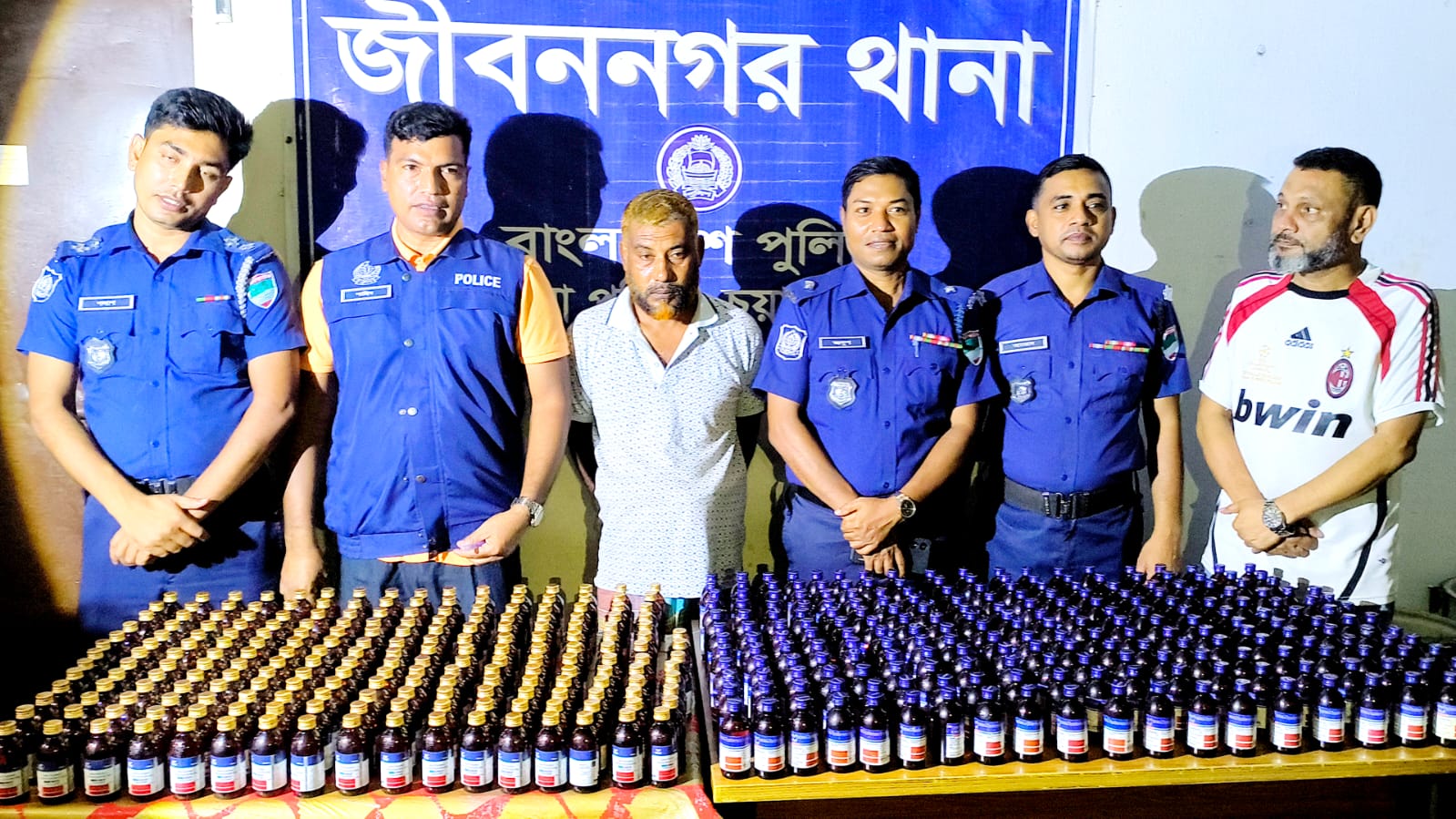 জীবননগরে ৪৫৩ বোতল উইনসেরেক্স সিরাপসহ গ্রেপ্তার ১