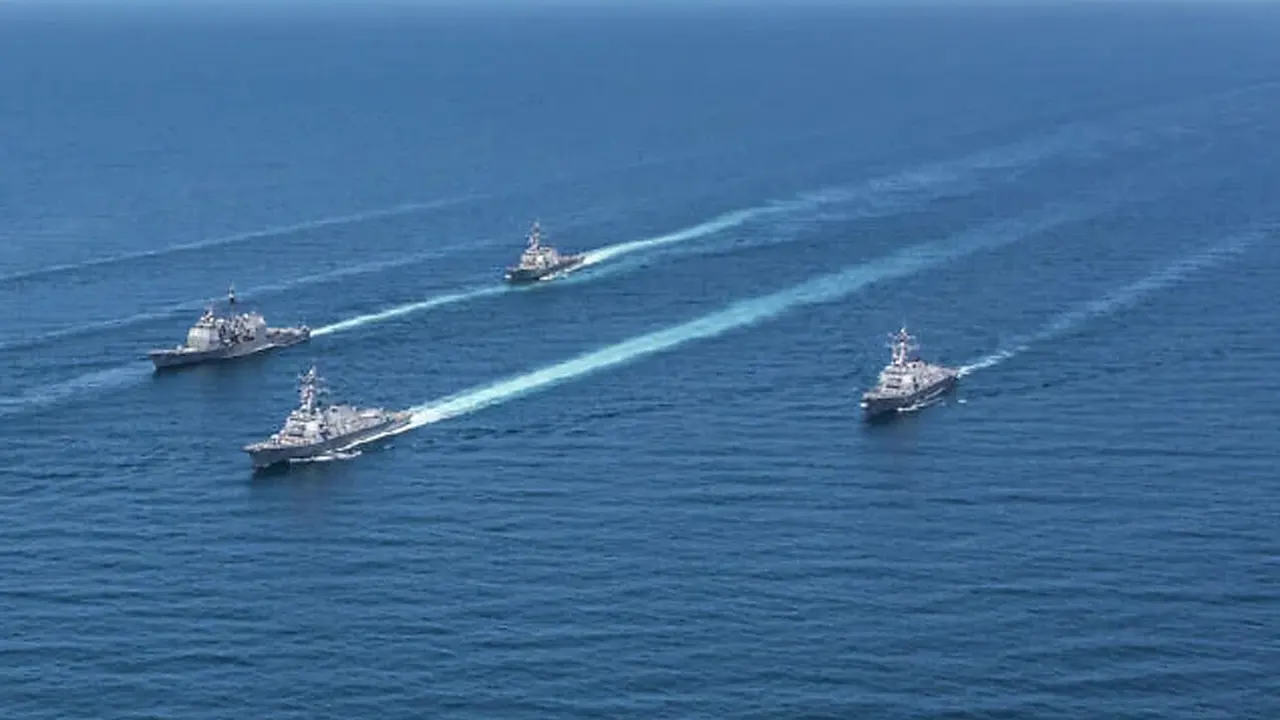 মাইন অপসারণে হরমুজ পাড়ি দিল ২ যুদ্ধজাহাজ