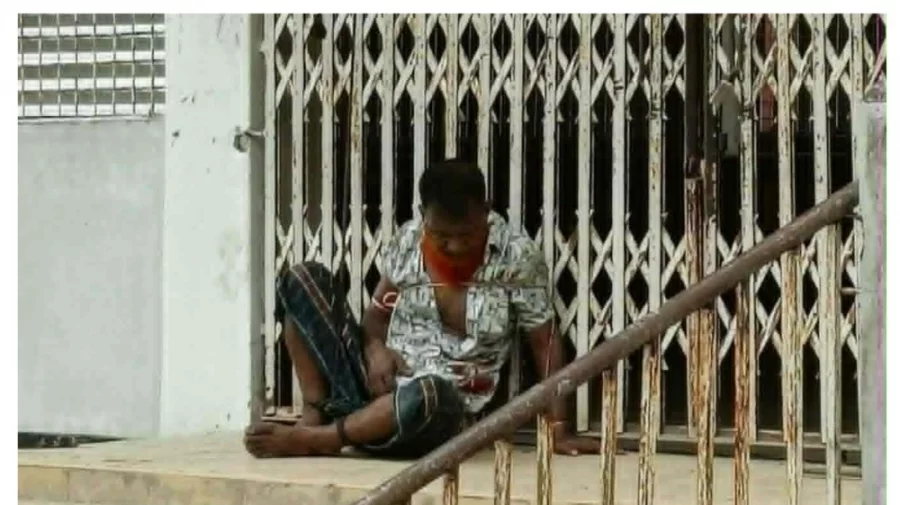 দৌলতপুরে প্রধান শিক্ষককে মারধর করে গেটে বেঁধে রাখার অভিযোগ