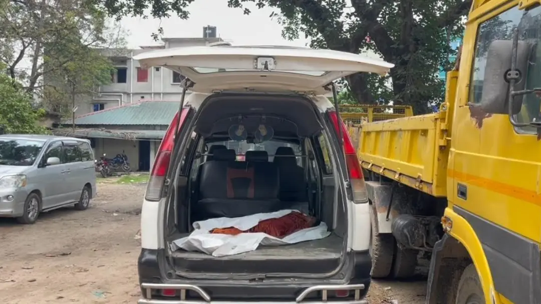 রাতে পরকীয়া প্রেমিকের সঙ্গে বেড়াতে এসে, সকালে মিলল নারীর ঝুলন্ত মরদেহ