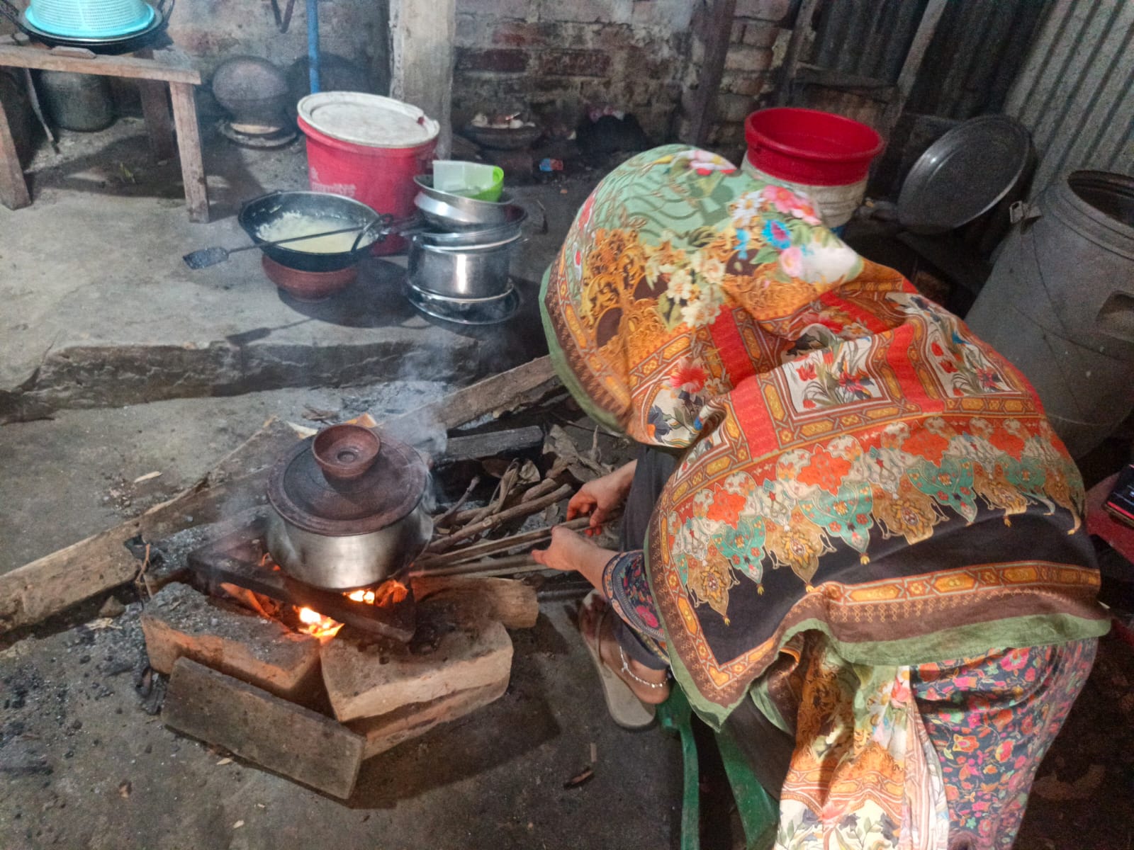 গ্যাস নেই, মাটির চুলায় সোনারগাঁবাসী