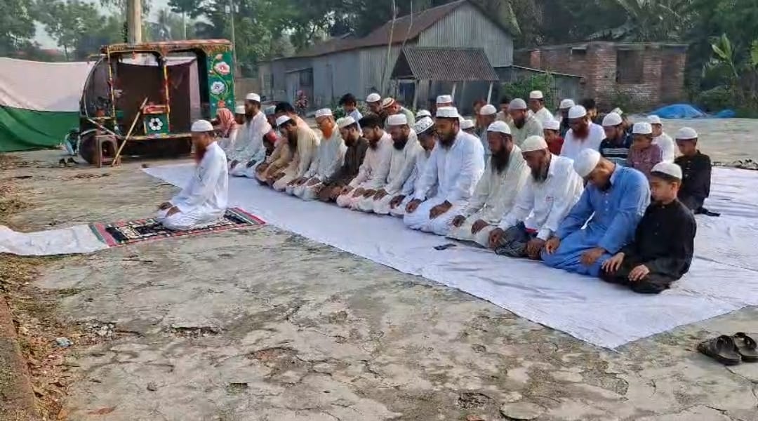 সৌদি আরবের সঙ্গে মিল রেখে ধামরাইয়ে ঈদের নামাজ