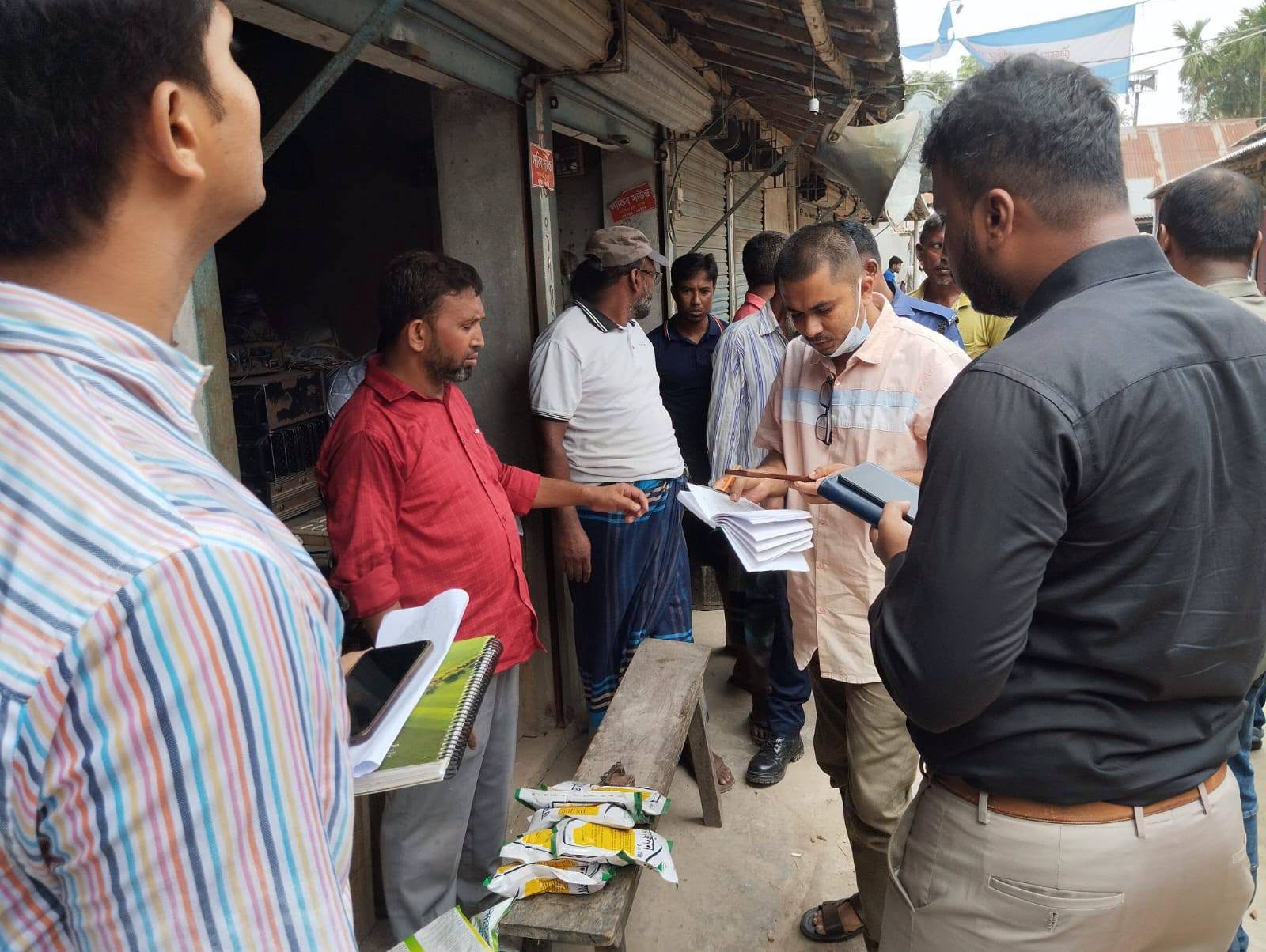 অবৈধ সার মজুদ ও বেশি দামে বিক্রয়ের অভিযোগে ব্যবসায়ীর কারাদণ্ড