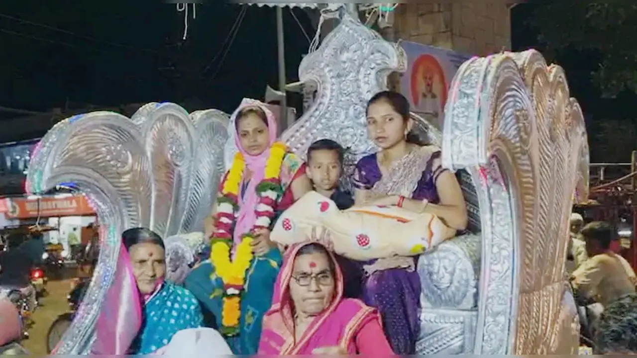 দুইশ বছর পর প্রথম মেয়ে শিশুর জন্ম, রাজকীয় অভ্যর্থনায় বাড়িতে আনল পরিবার