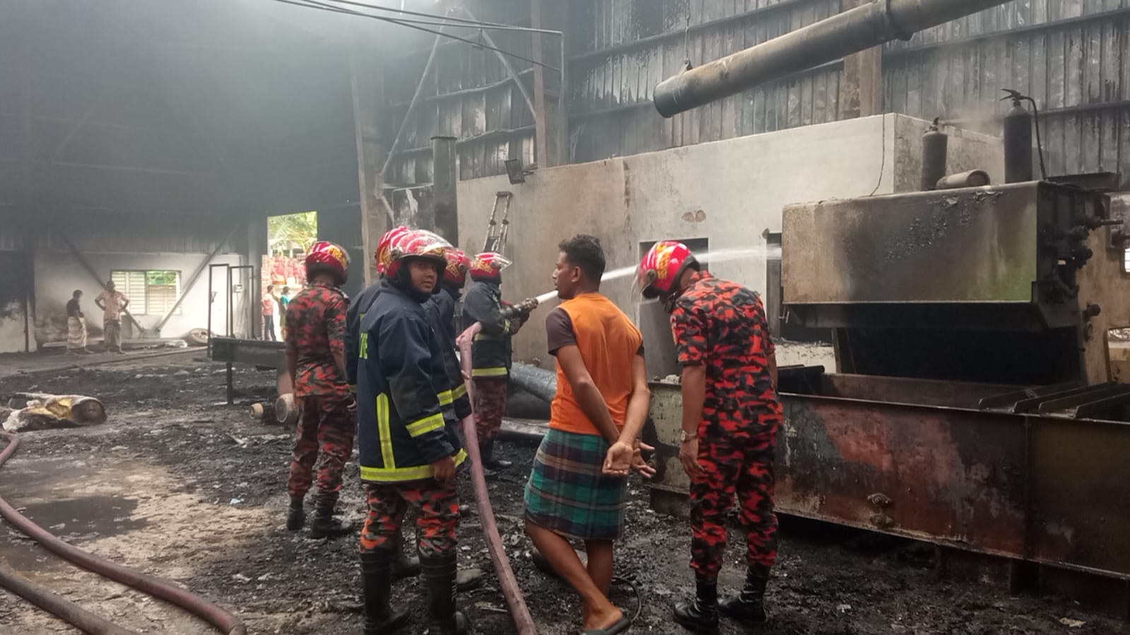 ধামরাইয়ে পোশাক কারখানায় আগুন কোটি টাকার ক্ষতি, আহত ২