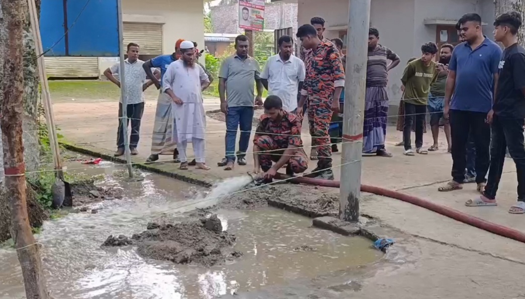 গোসাইরহাটে রহস্যজনকভাবে উত্তপ্ত মাটি, পানি দিয়েও কমেনি তাপ
