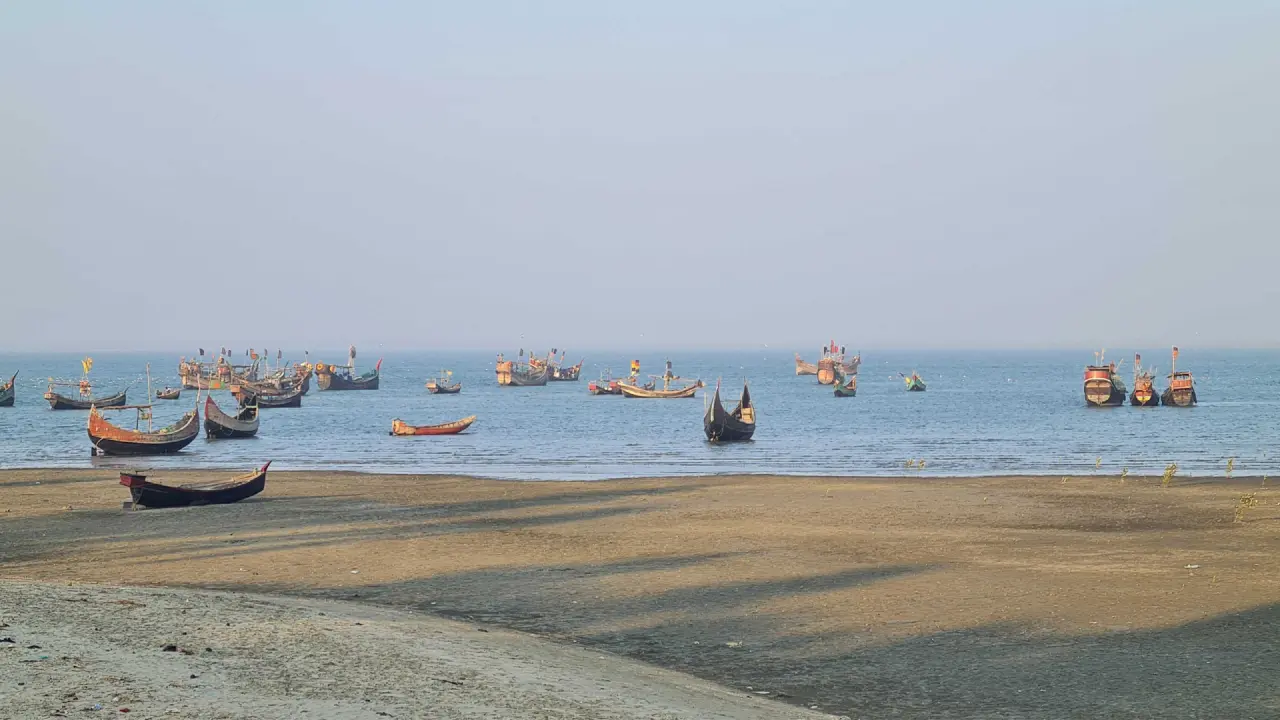 সেন্টমার্টিন ও টেকনাফে কোস্টগার্ডের অভিযানে আটক ১৩