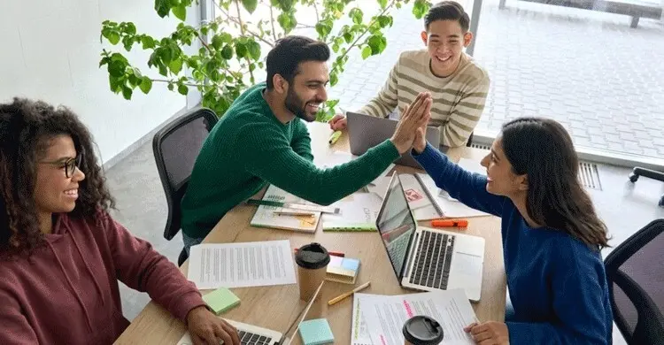 প্রেম কি ক্যারিয়ারের পথে বাধা, নাকি সহায়ক? যা বলছে গবেষণা