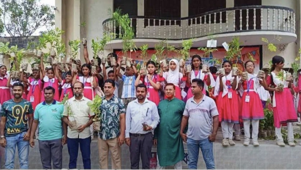 নড়াইলে পরিবেশ রক্ষায় ব্যাতিক্রমী আয়োজন প্লাস্টিকের বোতল দিন গাছের চারা নিন