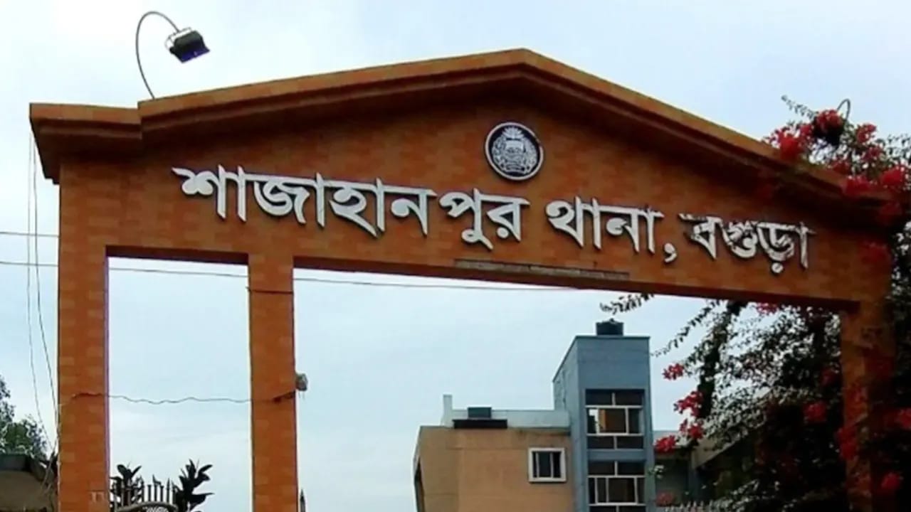 ওয়াকিটকি হাতে পুলিশ সেজে রিসোর্টে লুট