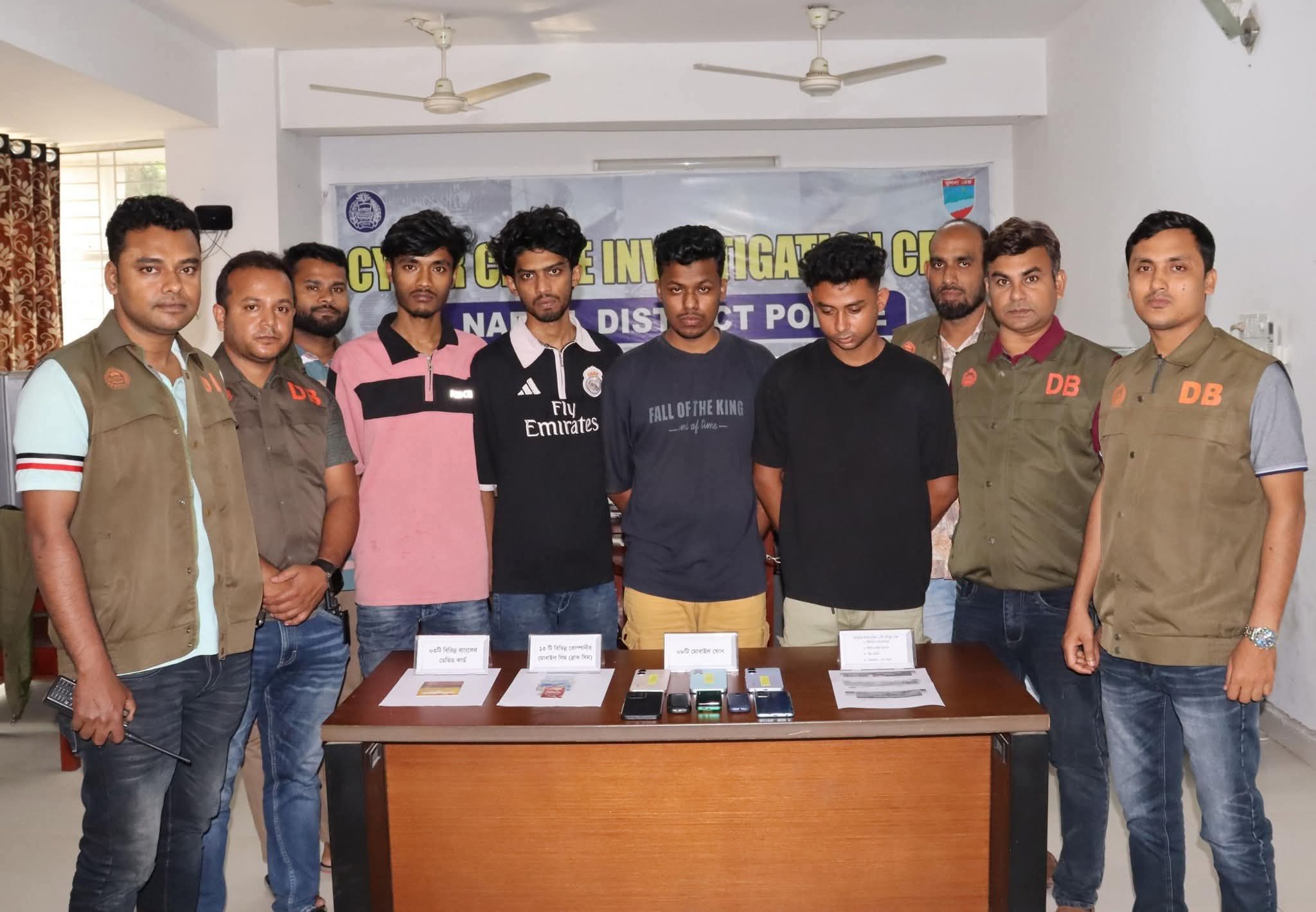 অনলাইনে আকর্ষণীয় বিজ্ঞাপনে ইলিশ বিক্রিয় নামে প্রতারণা, নড়াইলে গ্রেপ্তার ৪