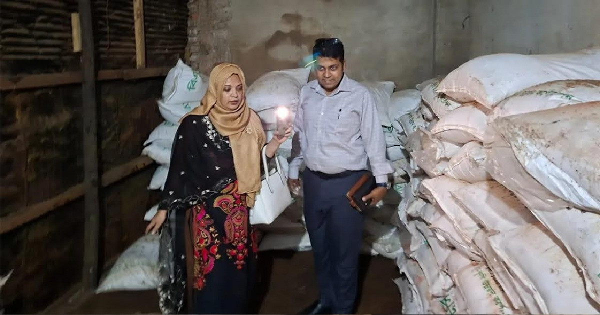 অবৈধ মজুতের অভিযোগে ১৯০০ বস্তা সার জব্দ