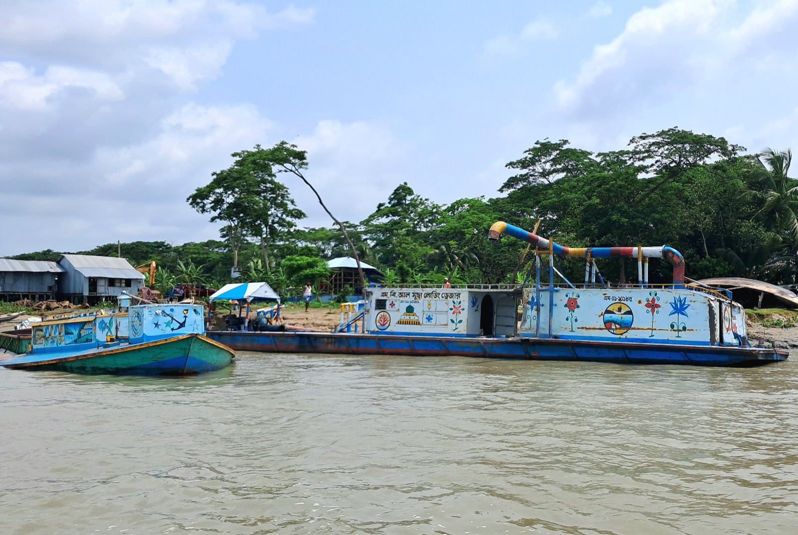 ভোলার অবৈধভাবে বালু উত্তোলনের দায়ে ড্রেজার ও বাল্কহেড জব্দ