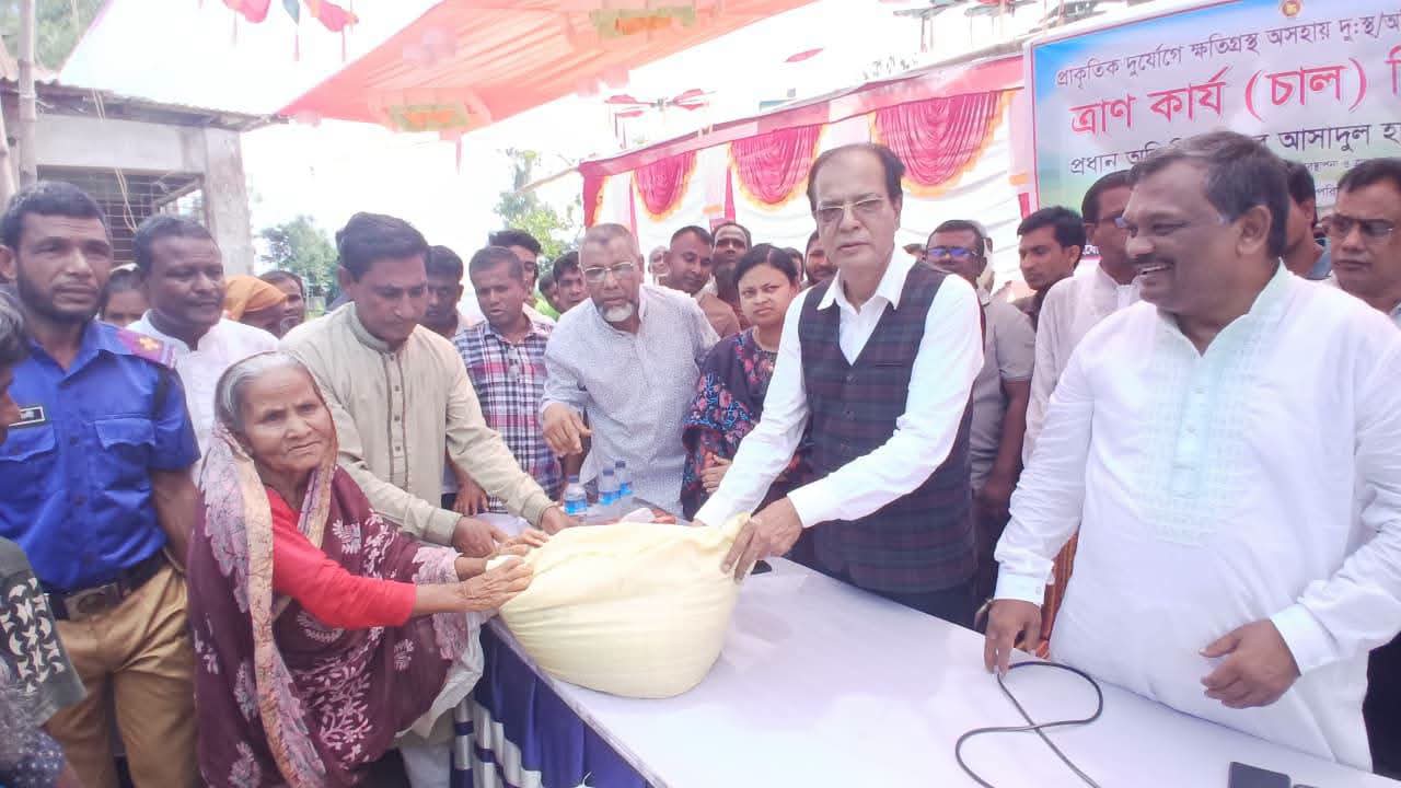 ১৫ শত পরিবারের মাঝে ত্রাণমন্ত্রী’র জরুরি খাদ্য ও আর্থিক সহায়তা বিতরণ