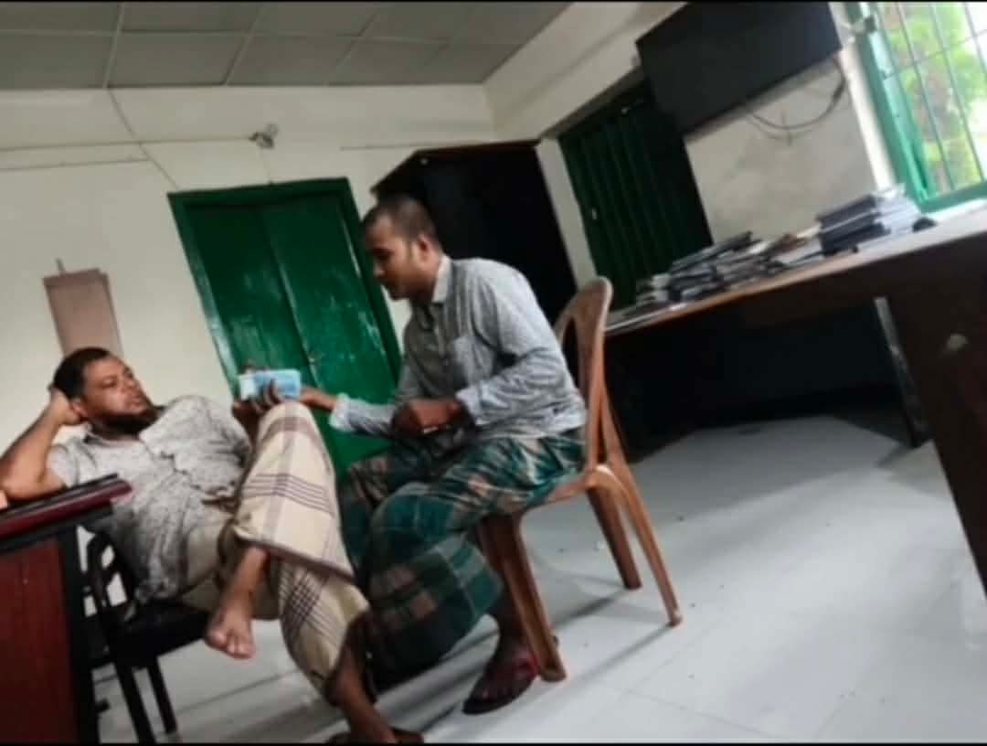 নদীতে মাছ ধরলেই দিতে হয় টাকা, ছদ্মবেশে সাংবাদিকের কাছ থেকে নিজ হাতেই গুনে নেন পুলিশ কর্মকর্তা!