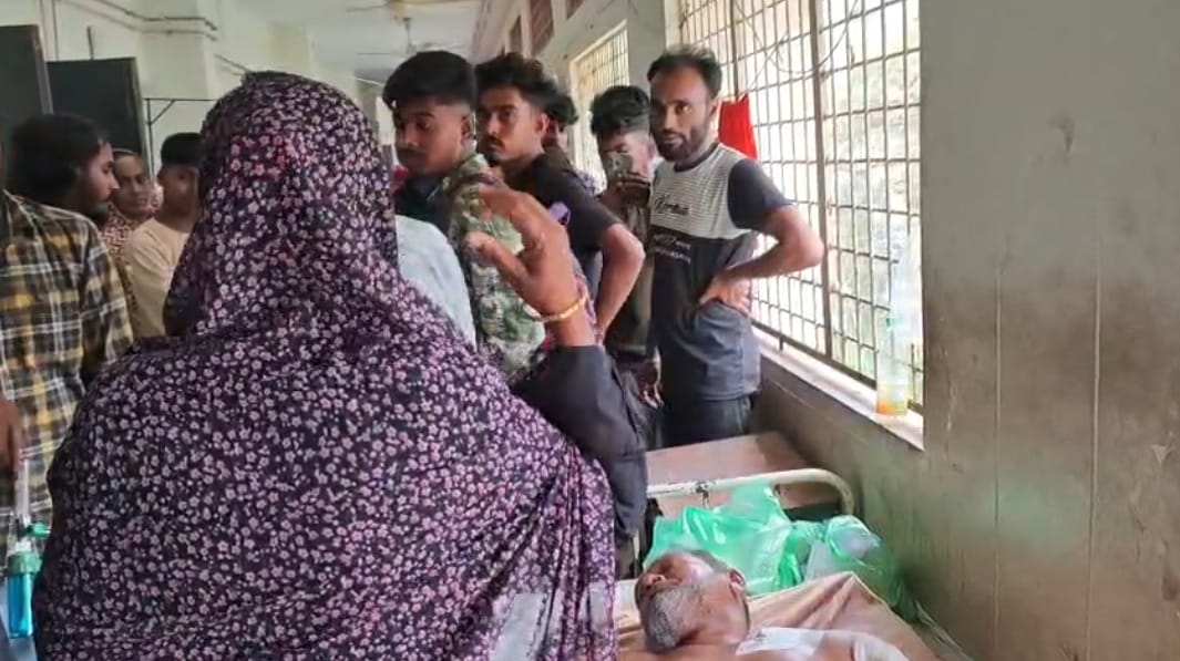 খুলনায় ঘরে ঢুকে একই পরিবারের ৪ জনকে গুলি