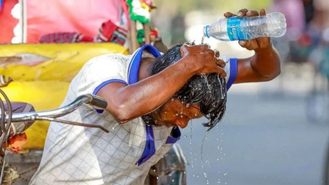 ঈশ্বরদীতে বৈশাখের প্রথম দিনেই তাপপ্রবাহ, হাঁপিয়ে উঠছেন শ্রমিকেরা