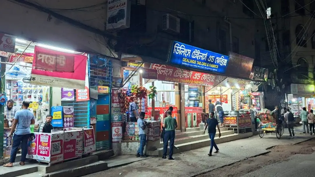 রাজধানীর বাজার পরিস্থিতি: সন্ধ্যা হলেও দোকানপাট সচল, কিছু মার্কেট বন্ধ
