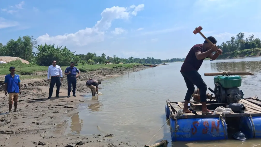 চট্টগ্রামে অবৈধ বালু উত্তোলন, ৯ শ্যালো মেশিন ধ্বংস